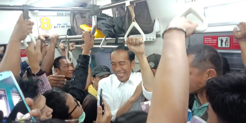 10 Potret Jokowi tiba-tiba nongol di KRL Jakarta-Bogor, heboh!