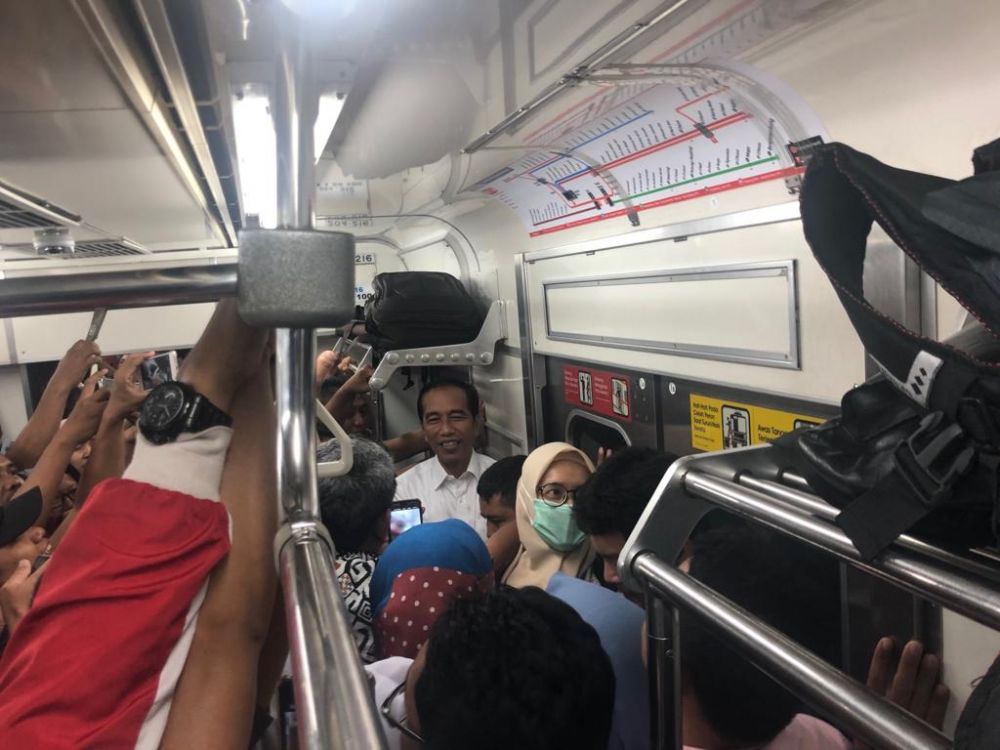 10 Potret Jokowi tiba-tiba nongol di KRL Jakarta-Bogor, heboh!