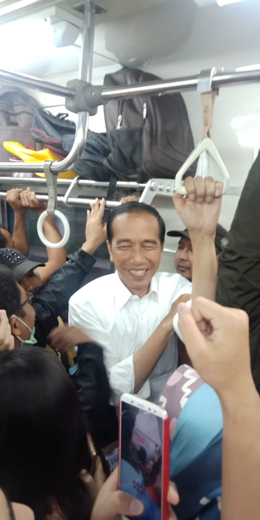 10 Potret Jokowi tiba-tiba nongol di KRL Jakarta-Bogor, heboh!