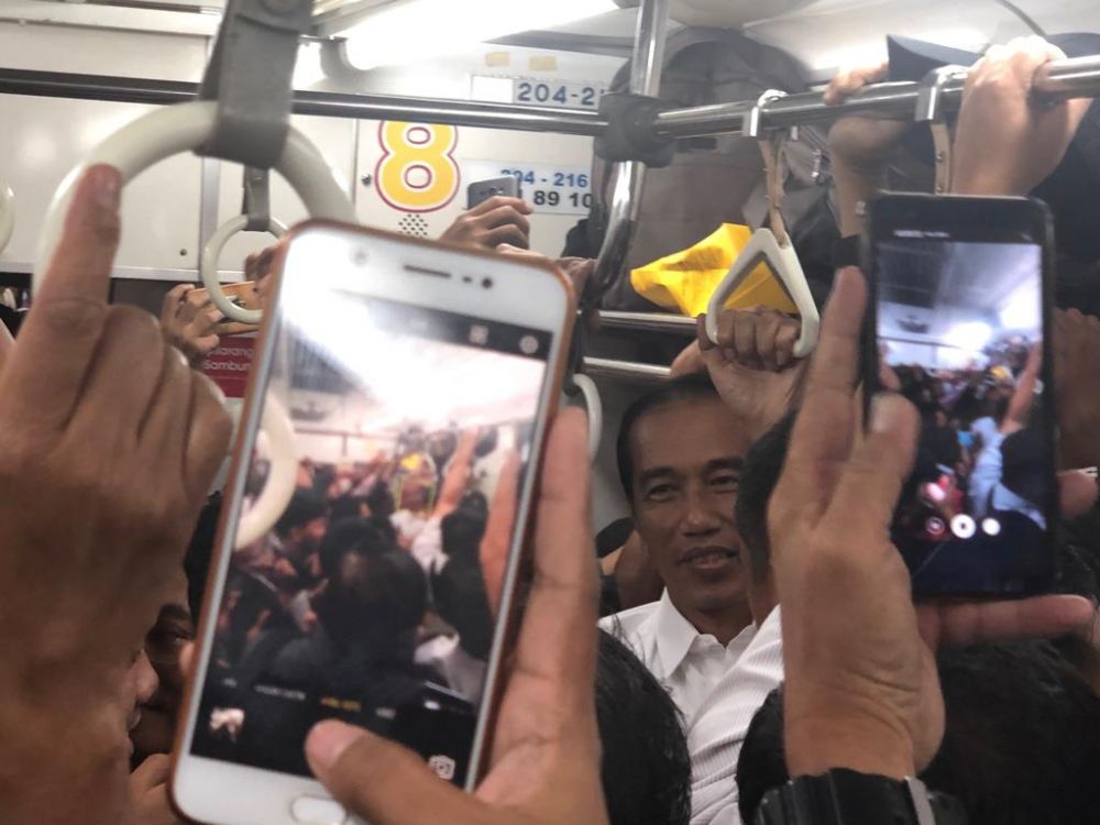 10 Potret Jokowi tiba-tiba nongol di KRL Jakarta-Bogor, heboh!