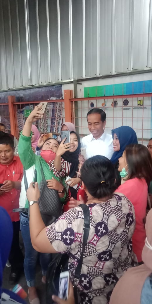 10 Potret Jokowi tiba-tiba nongol di KRL Jakarta-Bogor, heboh!