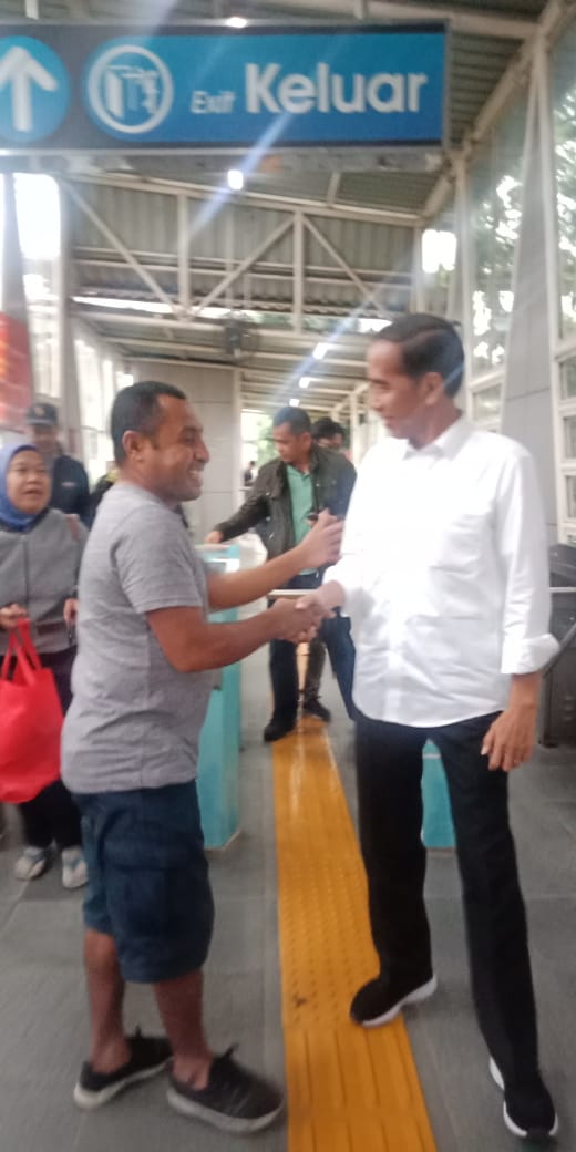 10 Potret Jokowi tiba-tiba nongol di KRL Jakarta-Bogor, heboh!