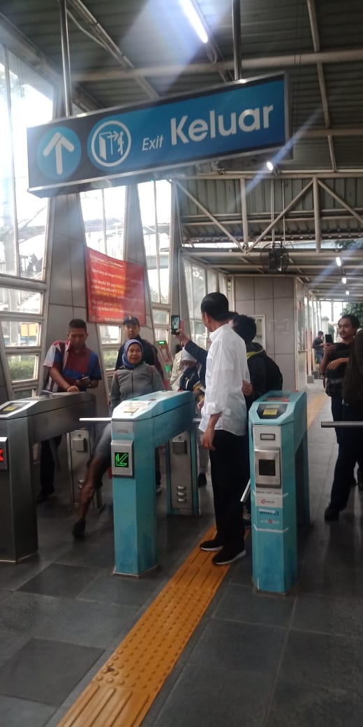 10 Potret Jokowi tiba-tiba nongol di KRL Jakarta-Bogor, heboh!