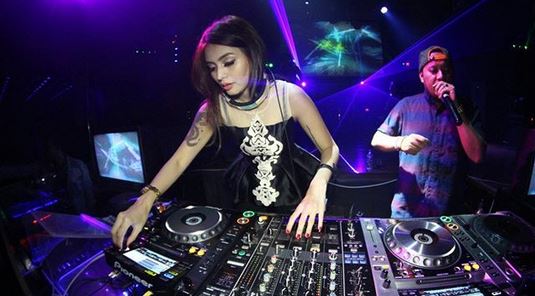 12 Potret DJ Verny saat manggung, aksinya memukau