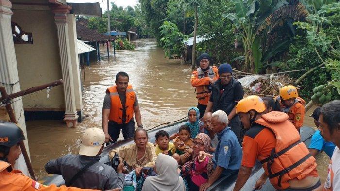 10 Potret mengerikan banjir Madiun, hingga rendam badan tol