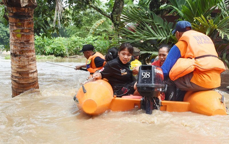 10 Potret mengerikan banjir Madiun, hingga rendam badan tol