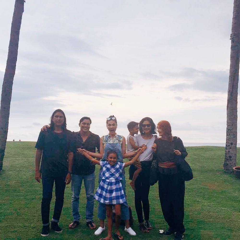 9 Potret kompak Luna Maya & dua kakaknya, jarang terekspos