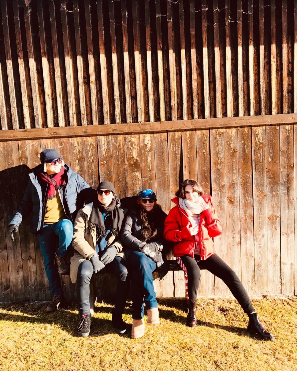 9 Potret kompak Luna Maya & dua kakaknya, jarang terekspos