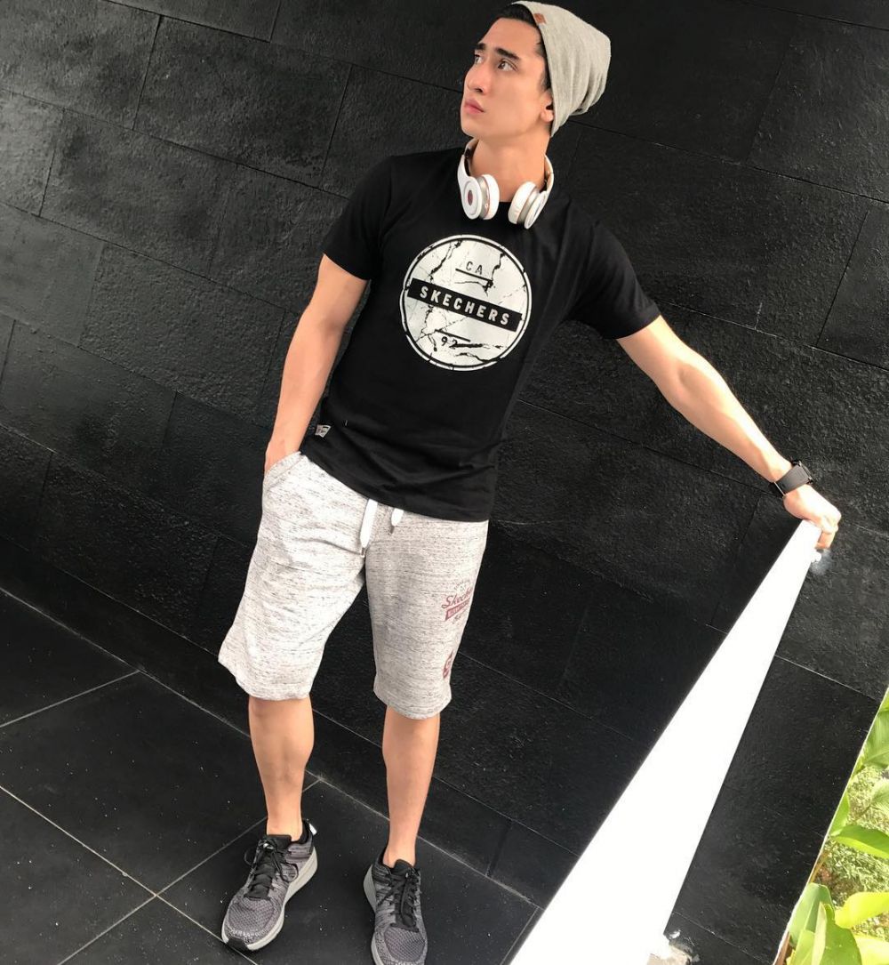 Biasa ganteng, Verrell Bramasta jadi imut pakai 8 topi unik ini