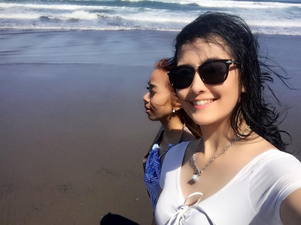 7 Pesona Talitha Curtis, pemeran Nyi Roro Kidul saat main di pantai