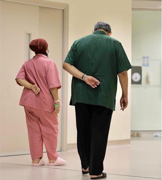 8 Momen romantis SBY saat dampingi Ani Yudhoyono sakit, bikin haru