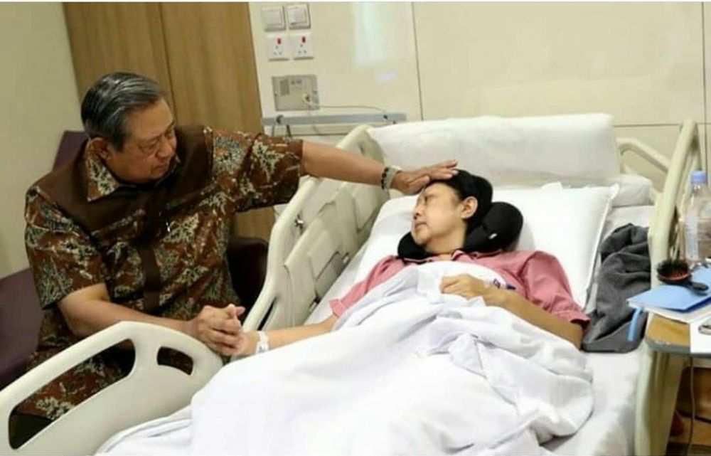 8 Momen romantis SBY saat dampingi Ani Yudhoyono sakit, bikin haru