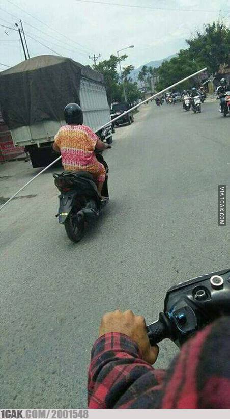 12 Potret orang Indonesia jadi penguasa jalanan, bikin senyum kesel