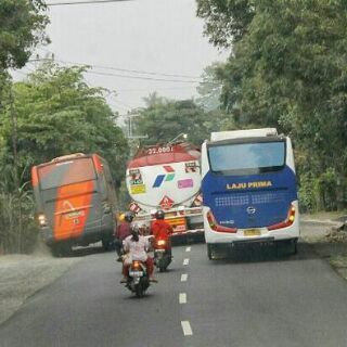 12 Potret orang Indonesia jadi penguasa jalanan, bikin senyum kesel