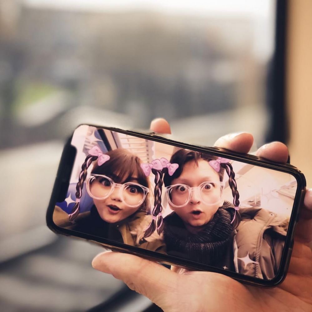 8 Momen romantis Rina Nose & tunangannya, berani pamer kemesraan