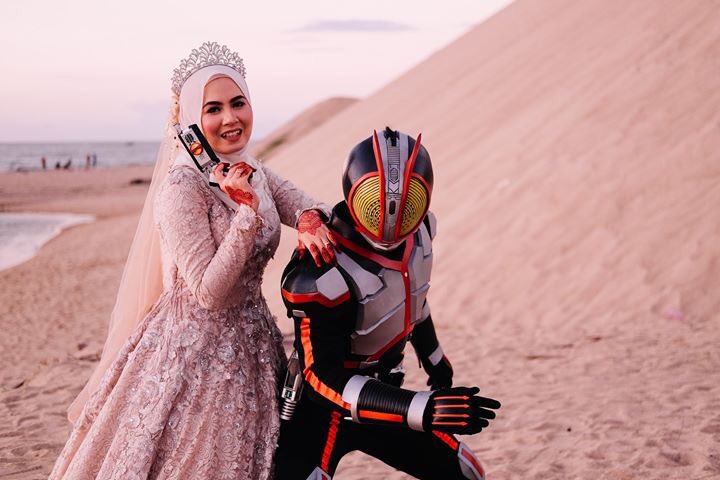 Penggemar berat Kamen Rider, 5 foto pernikahan pasangan ini unik