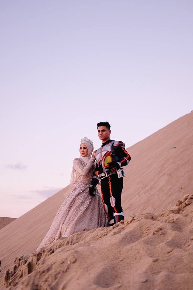 Penggemar berat Kamen Rider, 5 foto pernikahan pasangan ini unik