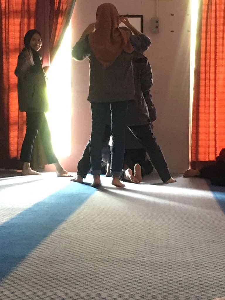 10 Kelakuan kocak orang lagi ngaca ini bikin susah nahan tawa