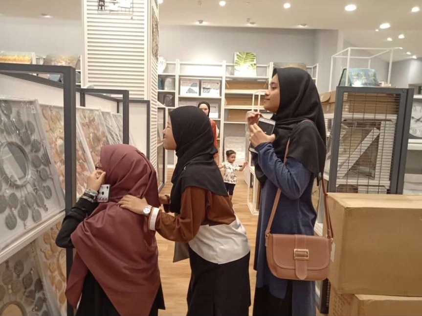 10 Kelakuan kocak orang lagi ngaca ini bikin susah nahan tawa