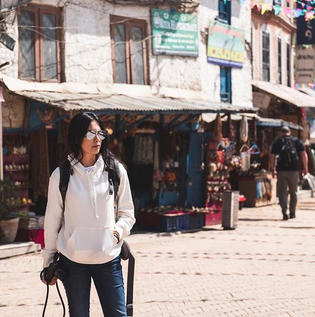 10 Gaya traveling Sophia Latjuba, hampir 50 tahun tapi bak ABG