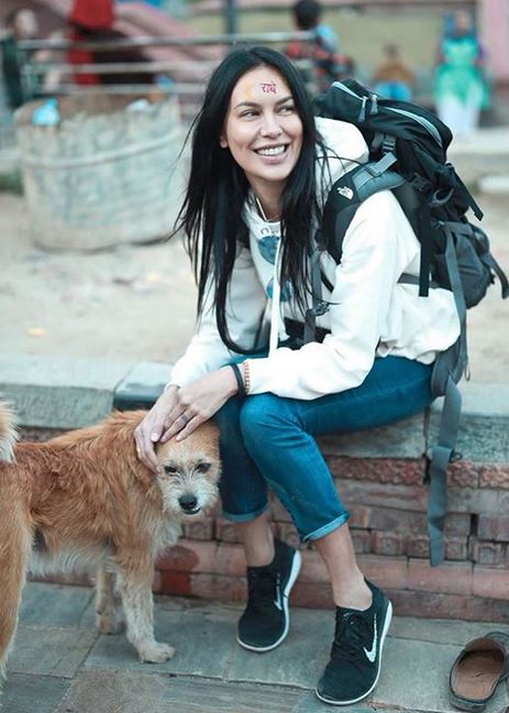 10 Gaya traveling Sophia Latjuba, hampir 50 tahun tapi bak ABG