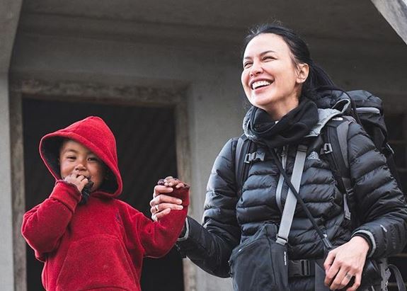 10 Gaya traveling Sophia Latjuba, hampir 50 tahun tapi bak ABG