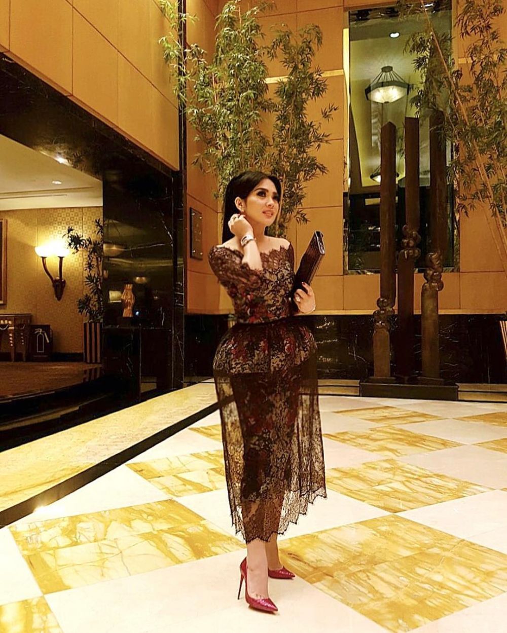 8 Inspirasi kebaya ala Syahrini, simpel tapi berkelas