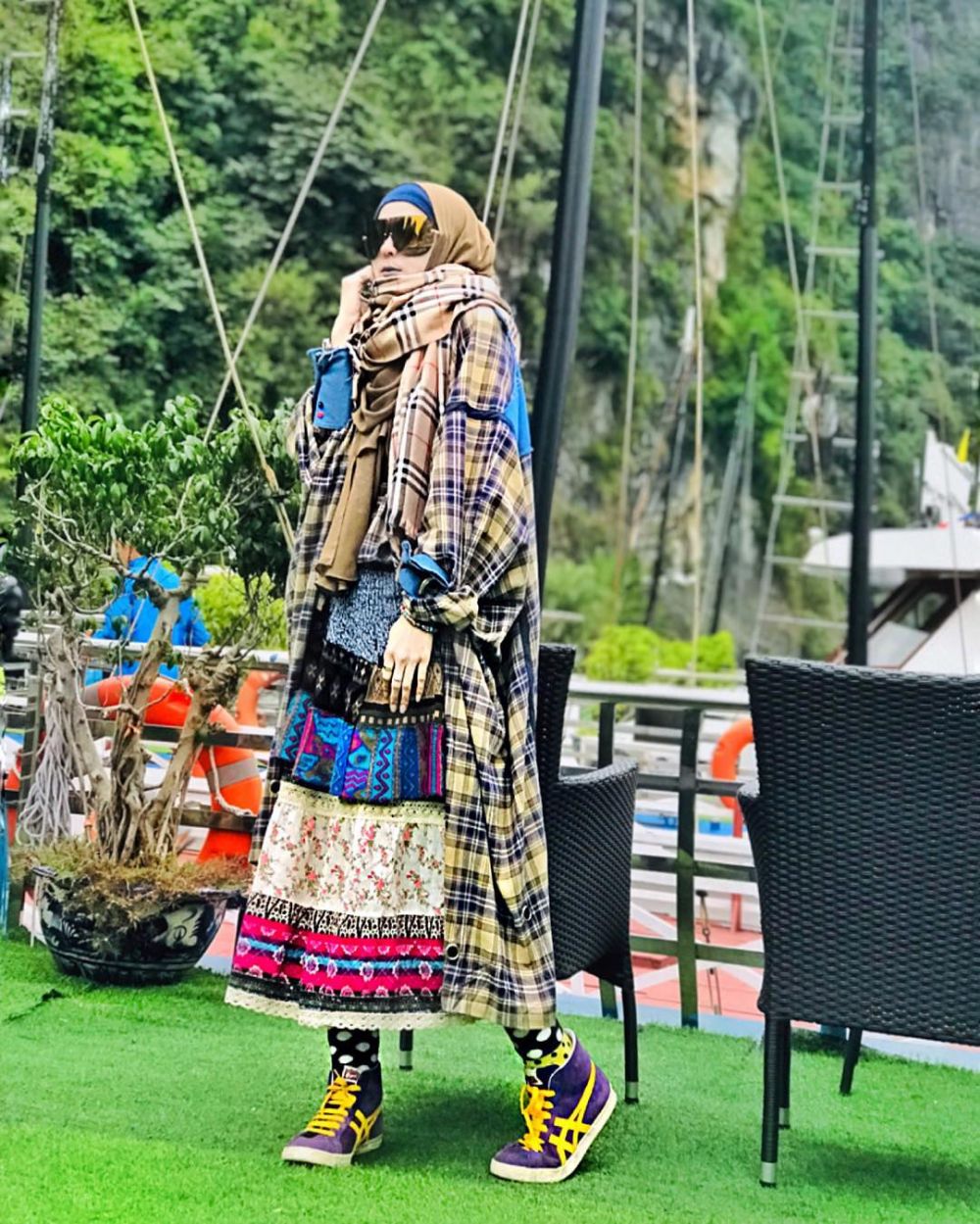 13 Potret Sarah Vi, 'Inem Si Pelayan Seksi' yang mantap berhijab