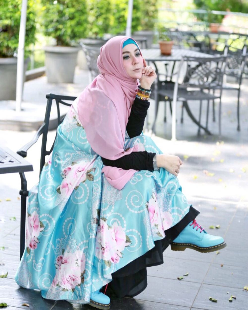 13 Potret Sarah Vi, 'Inem Si Pelayan Seksi' yang mantap berhijab