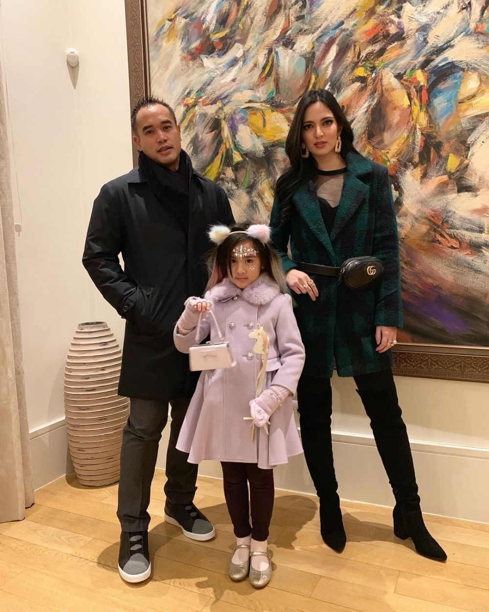 12 Gaya Nia Ramadhani pakai boots tinggi, bikin susah kedip