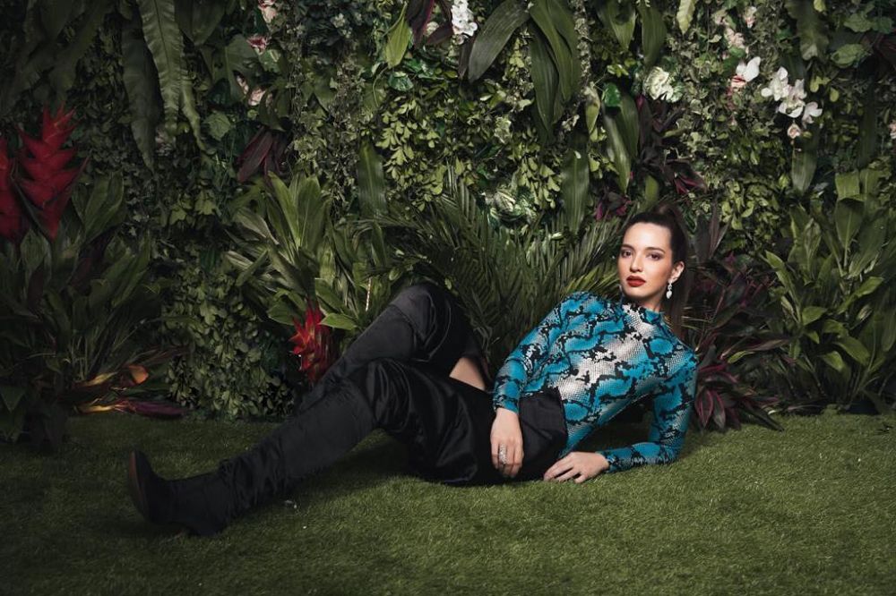 12 Gaya Nia Ramadhani pakai boots tinggi, bikin susah kedip