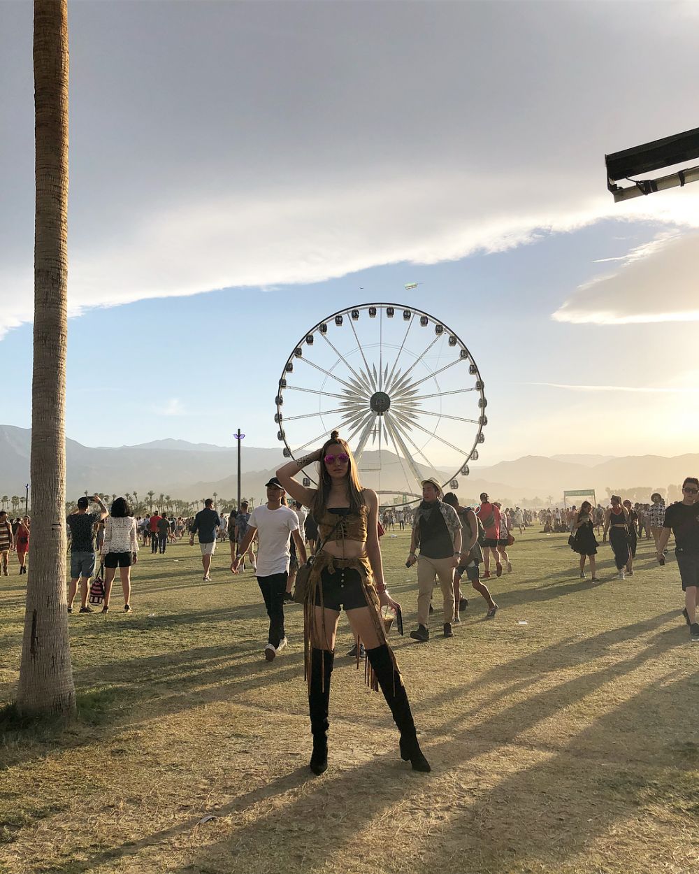 12 Gaya Nia Ramadhani pakai boots tinggi, bikin susah kedip