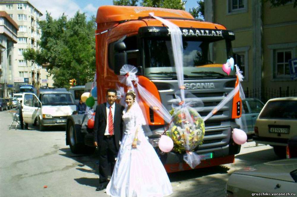 10 Kendaraan pernikahan paling unik, dari truk hingga buldoser