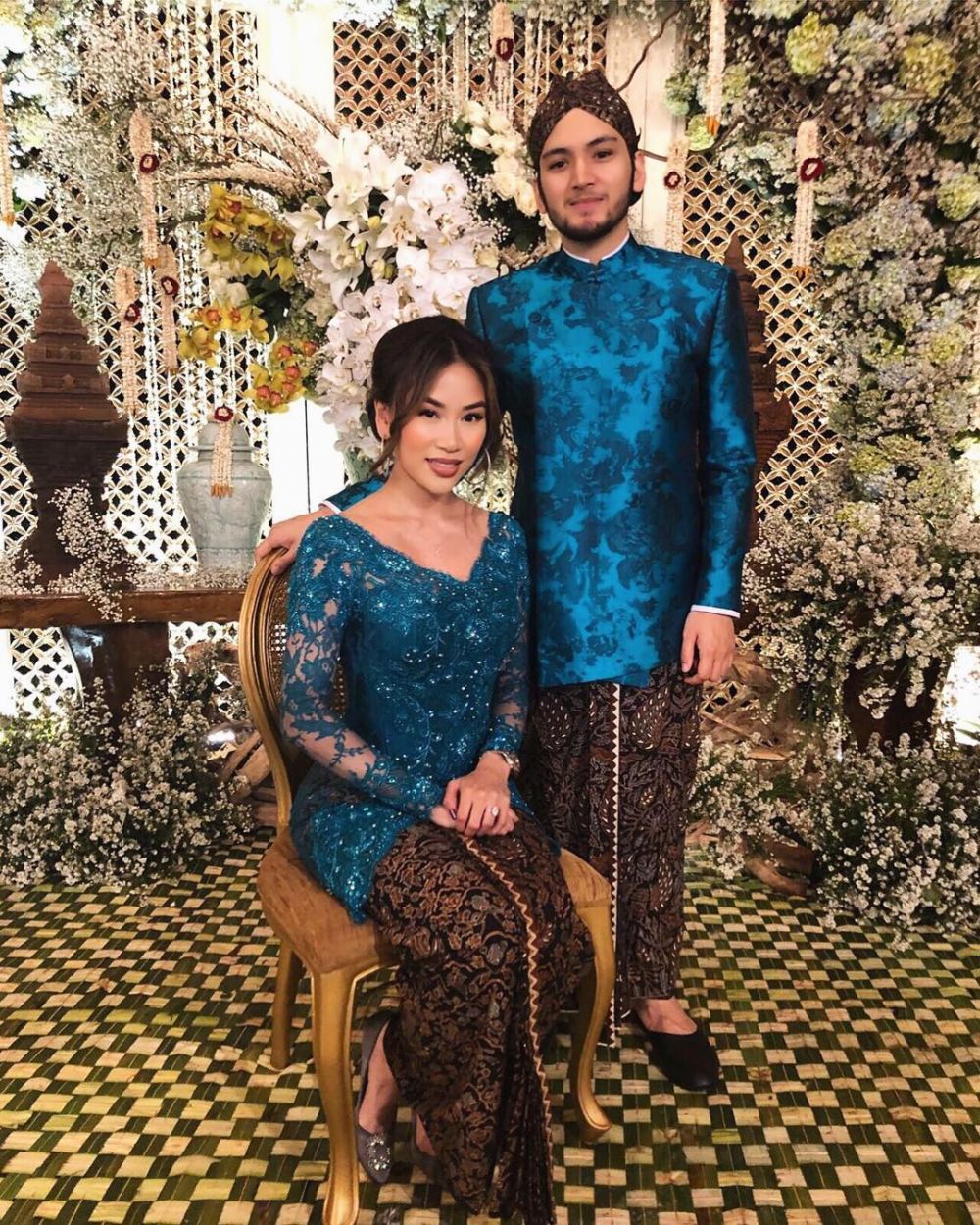 8 Potret Aditya Trihatmanto & Kezia Toemion pakai busana adat