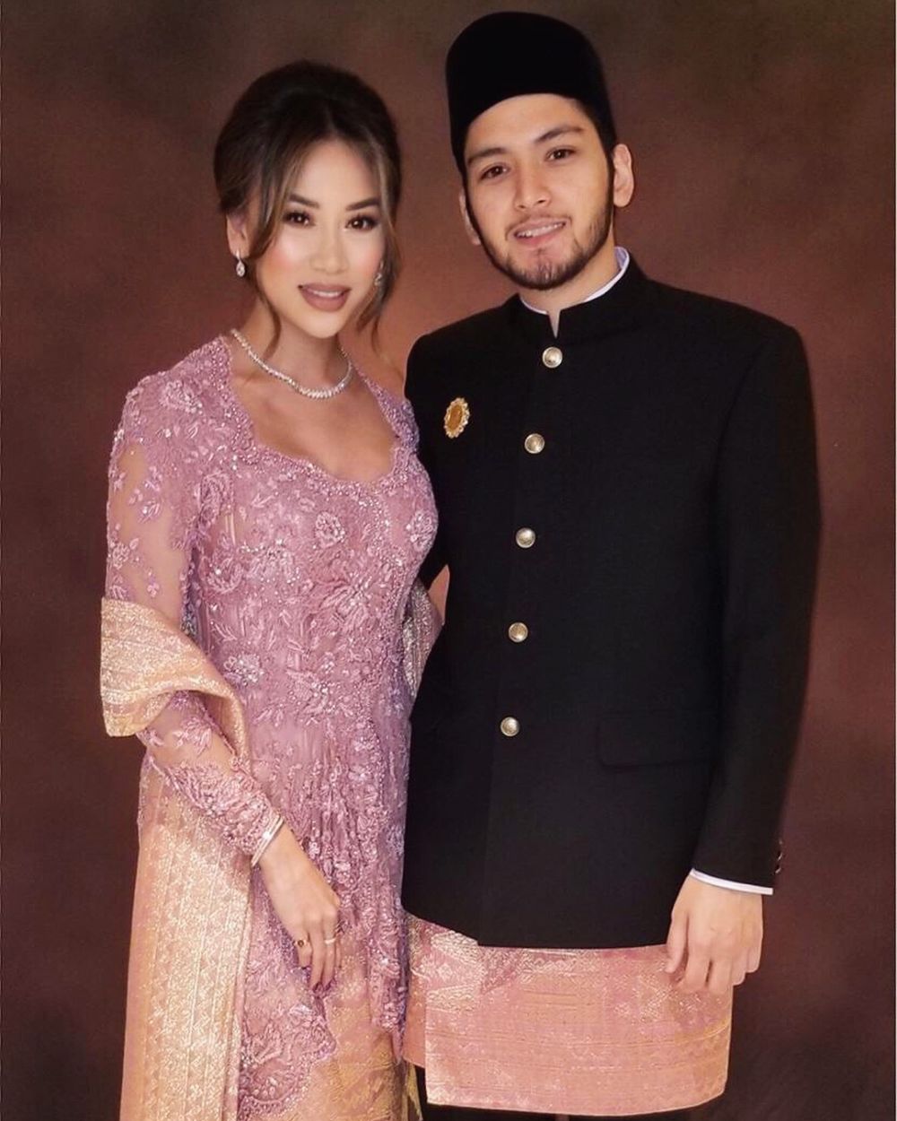 8 Potret Aditya Trihatmanto & Kezia Toemion pakai busana adat