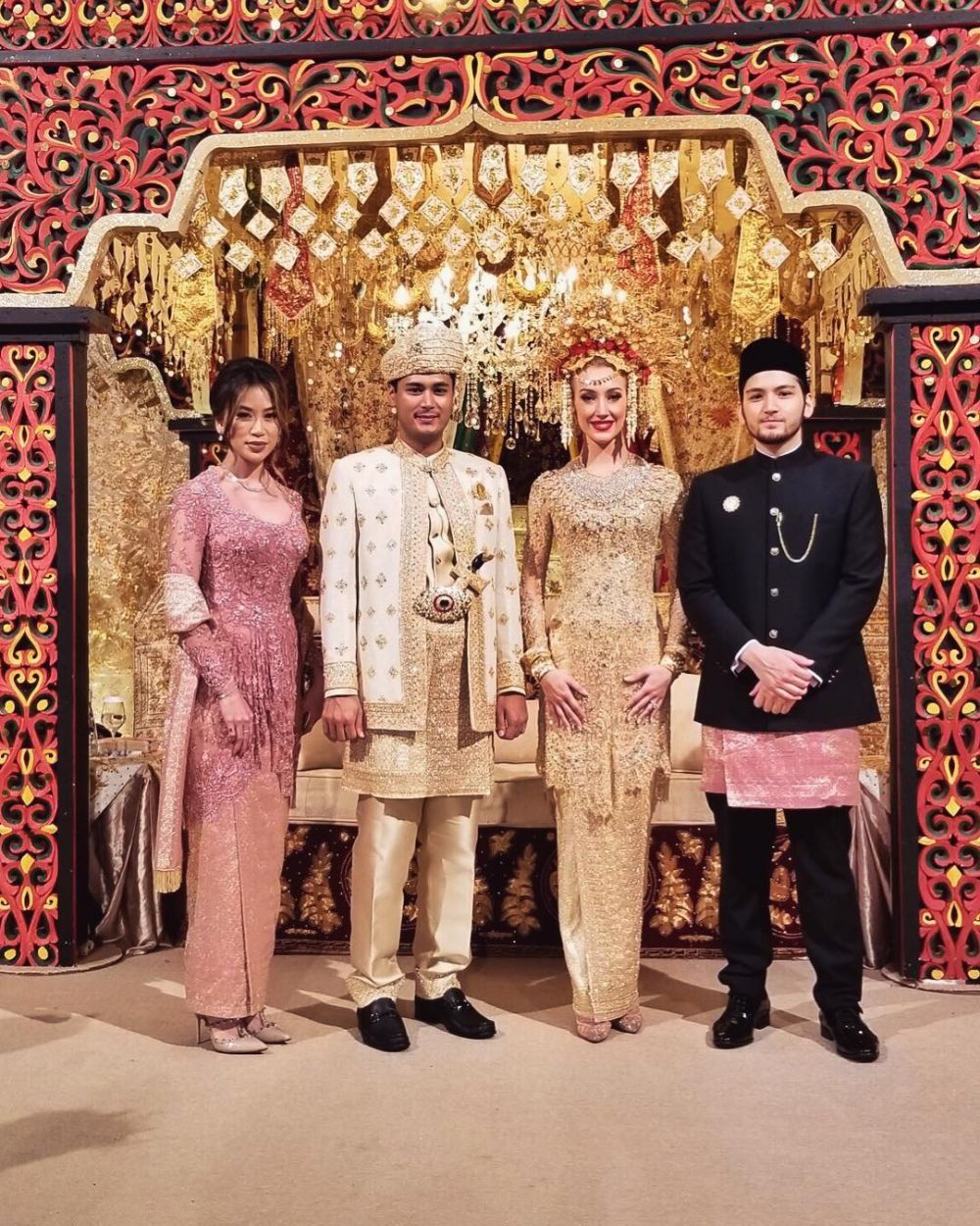 8 Potret Aditya Trihatmanto & Kezia Toemion pakai busana adat