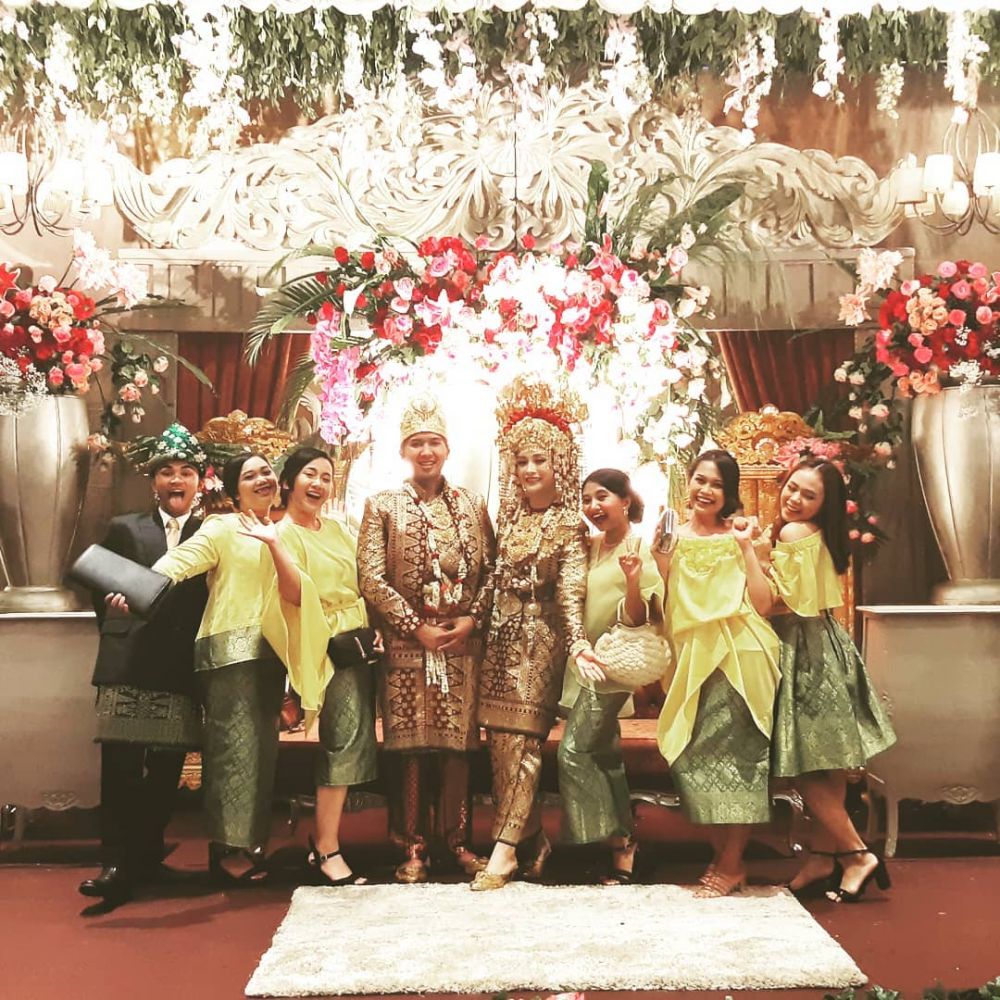 10 Momen pernikahan Kinal eks JKT48, usung dua adat sekaligus