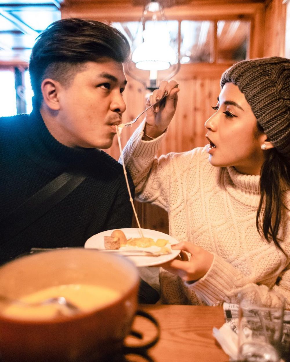 6 Seleb ini menikah setelah lama pacaran, ada yang belasan tahun