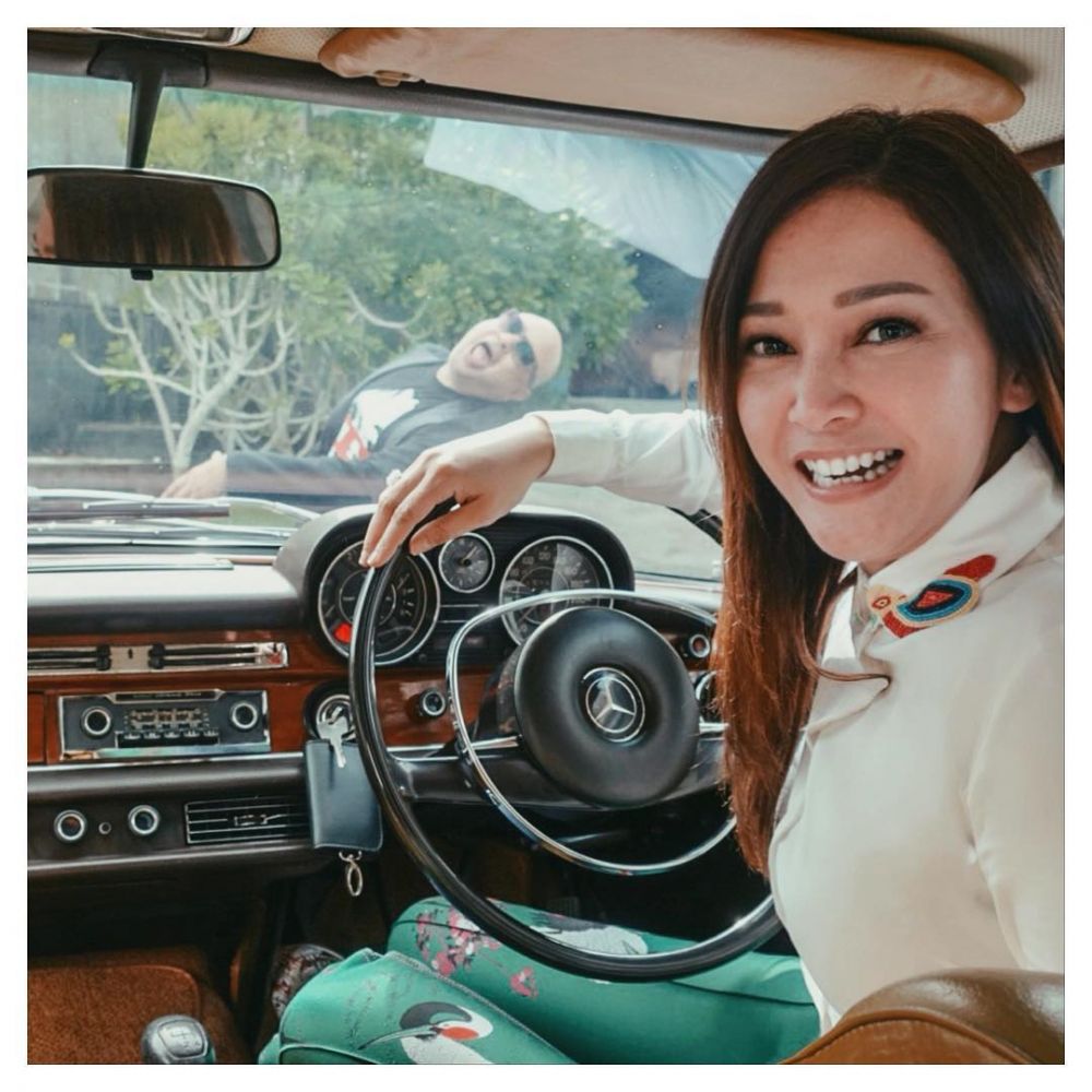 6 Momen Maia Estianty & suami ini romantis tapi kocak, bikin baper