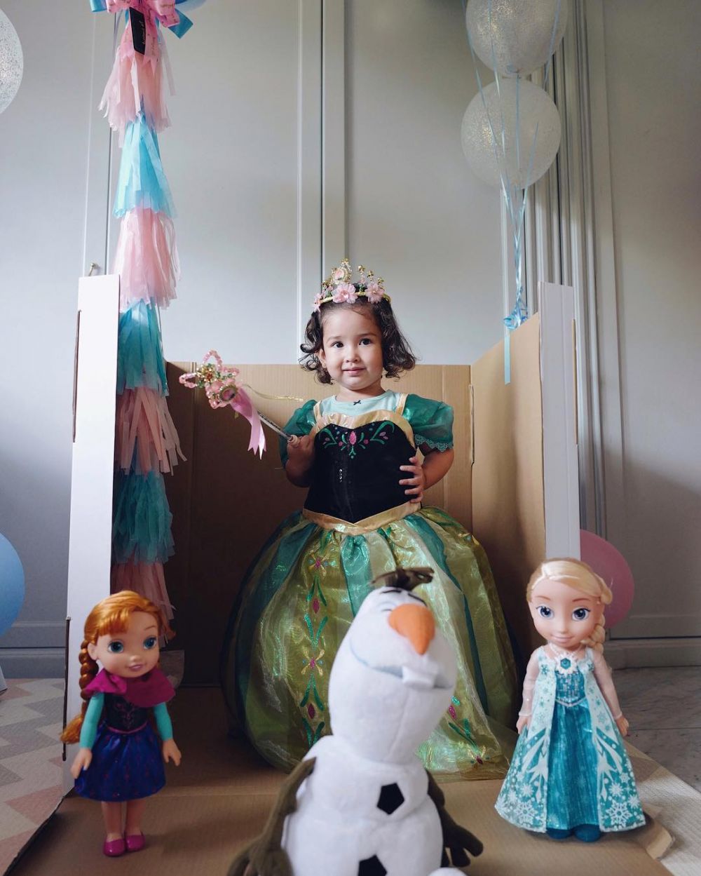 8 Gaya imut Seraphina putri Yasmine Wildblood pakai kostum princess