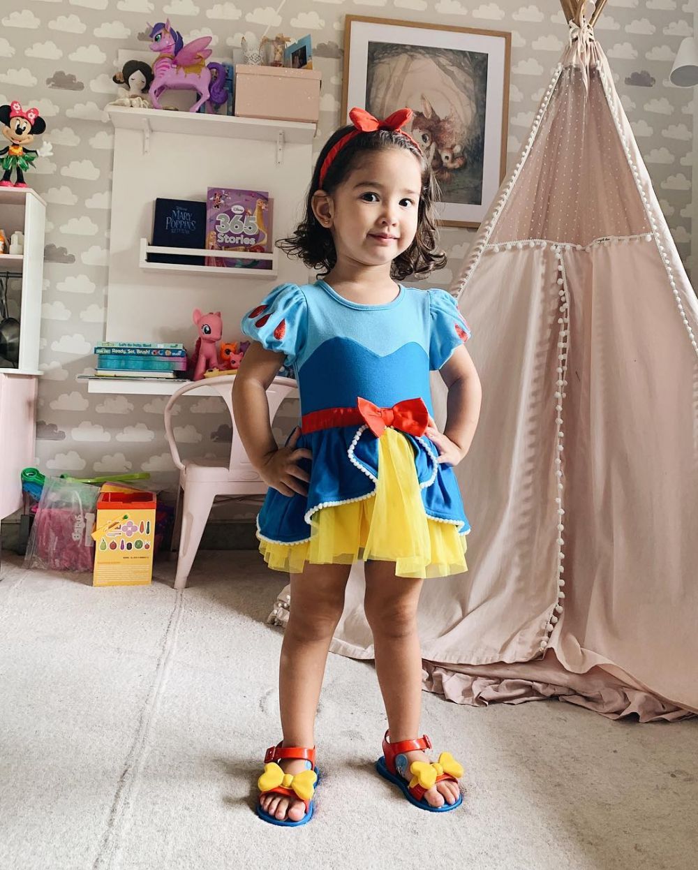 8 Gaya imut Seraphina putri Yasmine Wildblood pakai kostum princess