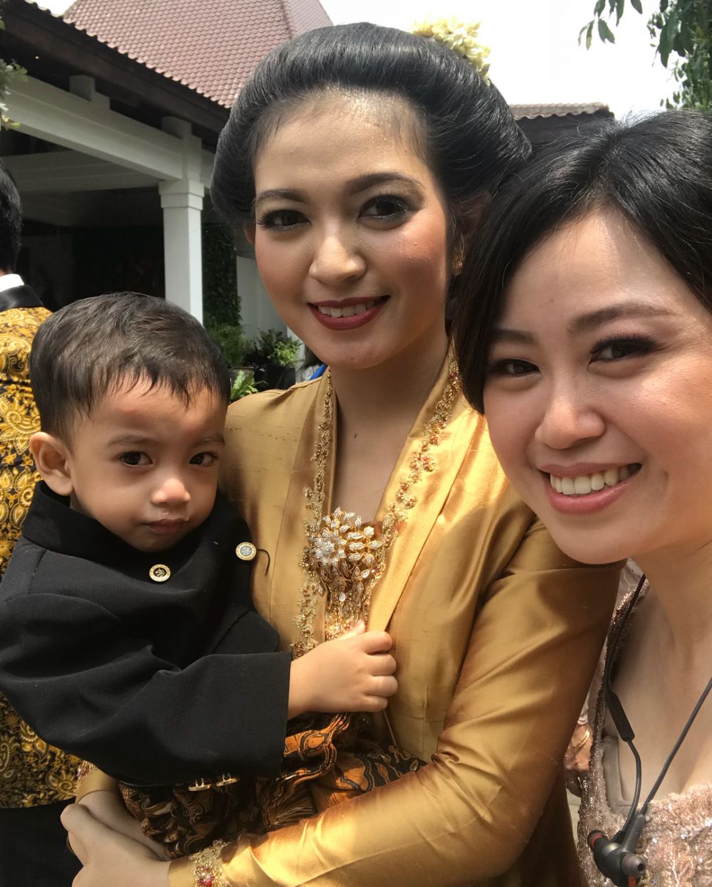 8 Potret Jan Ethes cucu Jokowi pakai kain etnik, polahnya gemesin