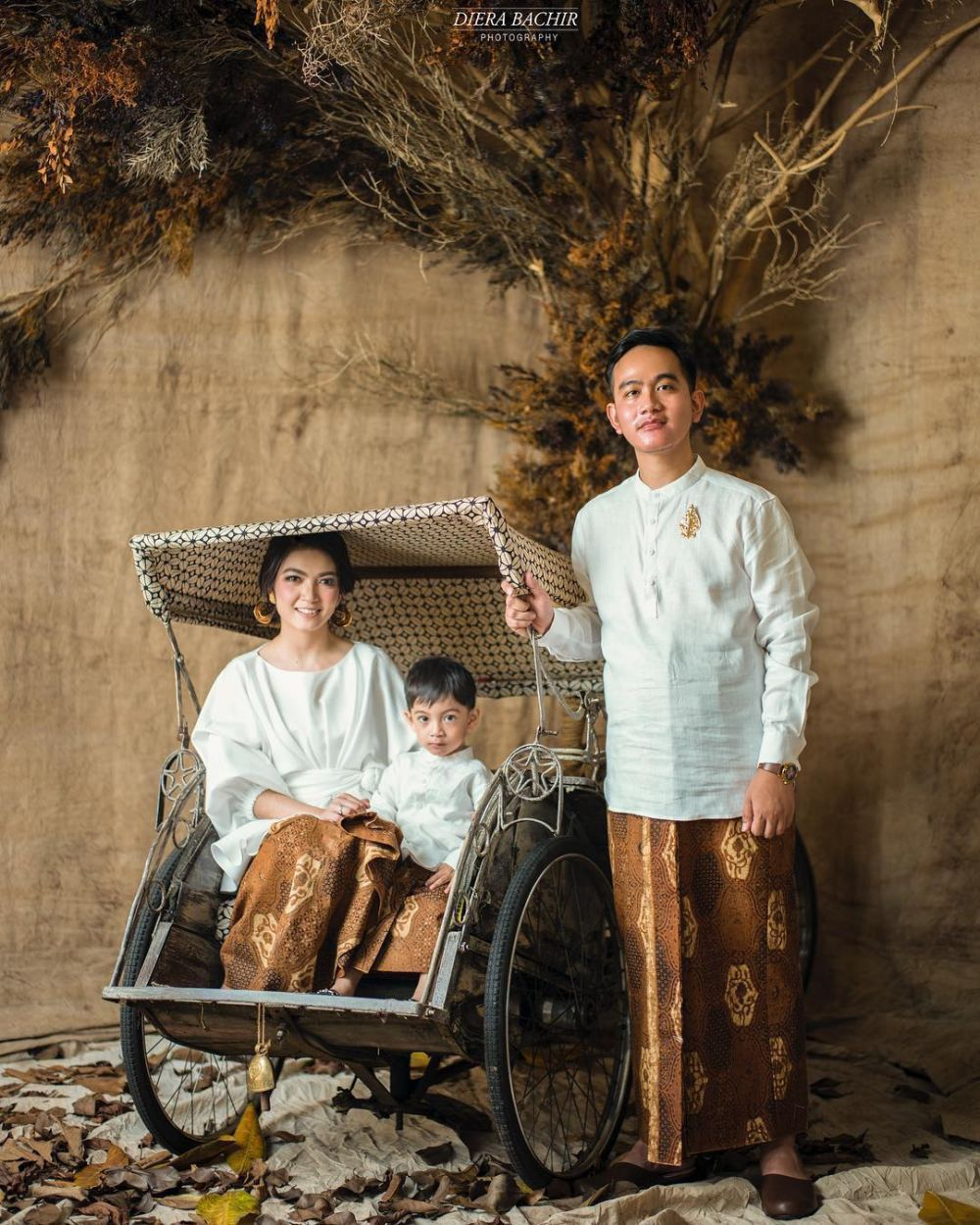 8 Potret Jan Ethes cucu Jokowi pakai kain etnik, polahnya gemesin