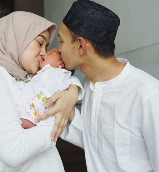 10 Potret harmonis keluarga pembalap Dimas Ekky
