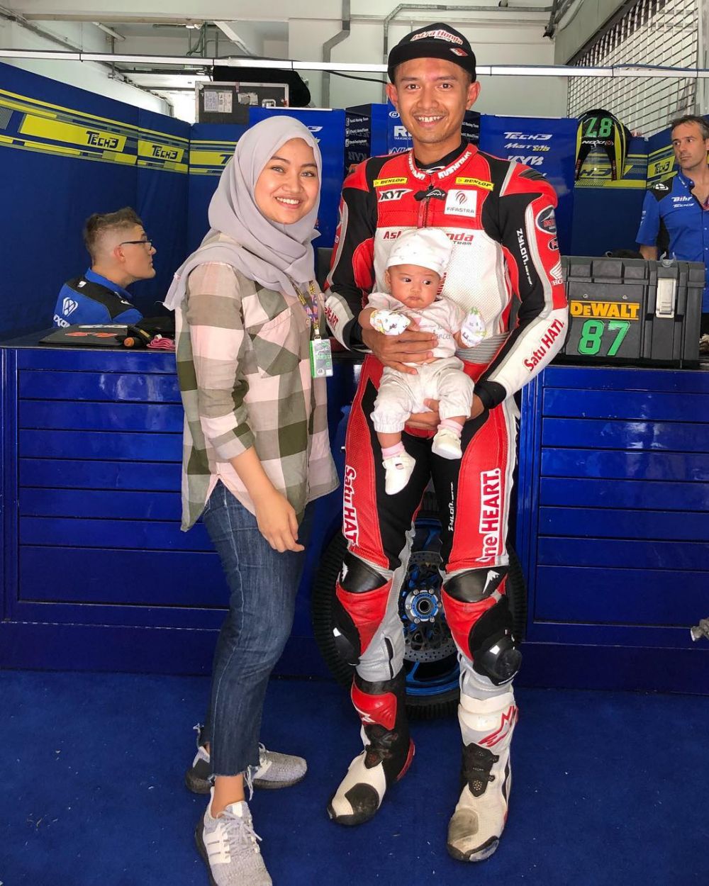 10 Potret harmonis keluarga pembalap Dimas Ekky