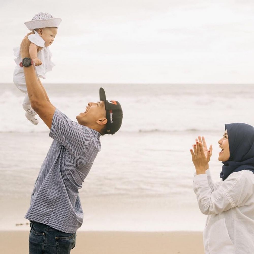 10 Potret harmonis keluarga pembalap Dimas Ekky