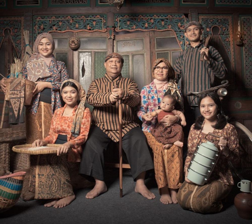 10 Potret harmonis keluarga pembalap Dimas Ekky