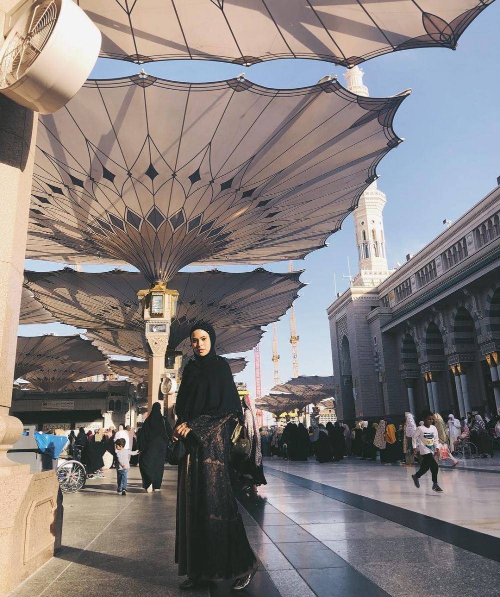 8 Inspirasi hijab ala Maudy Ayunda, simpel tapi stylish
