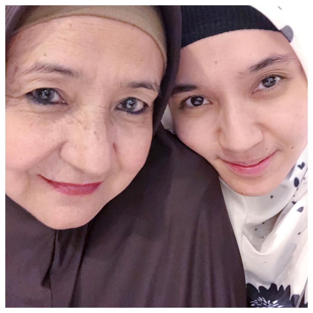 Jarang terekspos, 9 potret kedekatan Dhini Aminarti dengan ibu