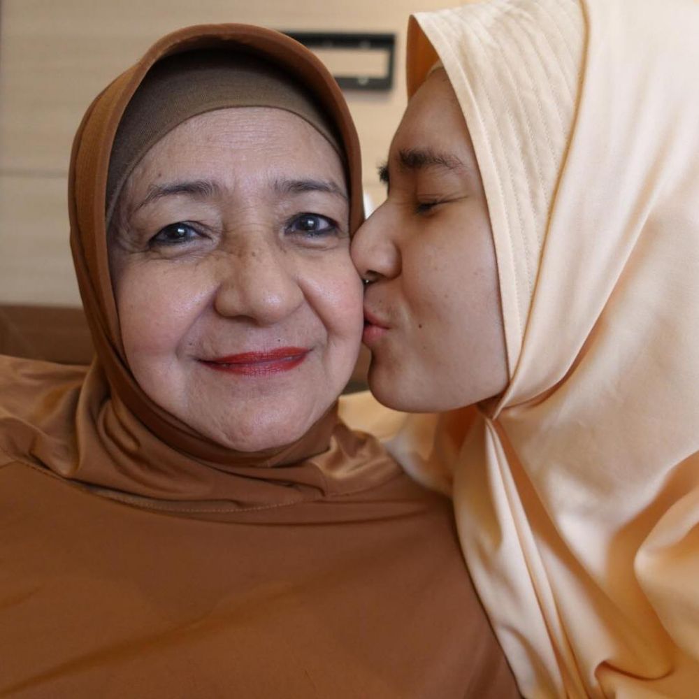 Jarang terekspos, 9 potret kedekatan Dhini Aminarti dengan ibu
